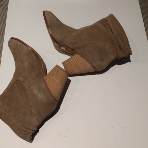 Beautiful suede leather boots by Chinese Laundry - Picture 6 of 13